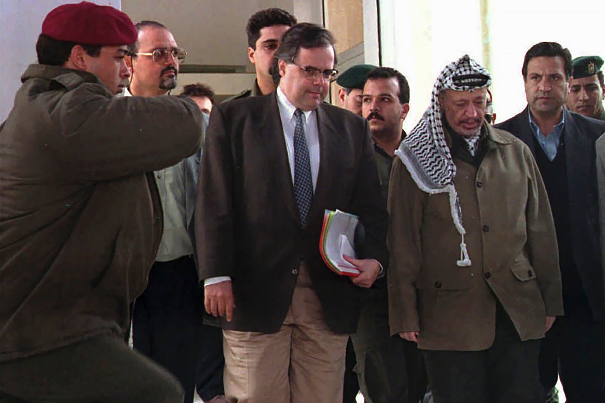 Yasser Arafat, à droite, et le directeur-général du ministère israélien des Affaires étrangères Uri Savir avant une réunion à Gaza, le 18 février 1996. (Crédit : AP Photo/Adel Hana, File) Yasser Arafat, à droite, et le directeur-général du ministère israélien des Affaires étrangères Uri Savir avant une réunion à Gaza, le 18 février 1996. (Crédit : AP Photo/Adel Hana, File)