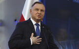 Le président polonais Andrzej Duda s'exprimant lors d'une conférence de presse conjointe avec la présidente de la Commission européenne Ursula Von der Leyen et le Premier ministre polonais Mateusz Morawiecki au siège du réseau électrique polonais, à Konstancin-Jeziorna, en Pologne, le 2 juin 2022. (Crédit : Michal Dyjuk/AP Photo)