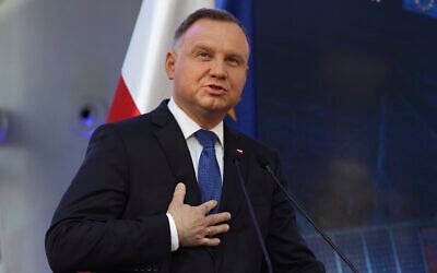 Le président polonais Andrzej Duda s'exprimant lors d'une conférence de presse conjointe avec la présidente de la Commission européenne Ursula Von der Leyen et le Premier ministre polonais Mateusz Morawiecki au siège du réseau électrique polonais, à Konstancin-Jeziorna, en Pologne, le 2 juin 2022. (Crédit : Michal Dyjuk/AP Photo)