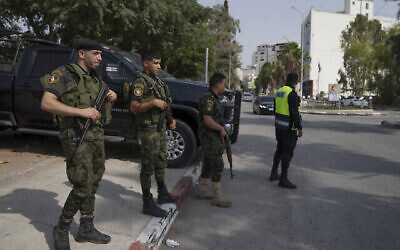 Les forces de sécurité palestiniennes stationnées à un carrefour principal dans la ville de Jénine, en Cisjordanie, le 13 août 2023. (Crédit : Nasser Nasser/AP)