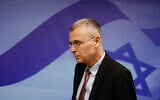 Le ministre de la Justice Yariv Levin arrivant à une réunion du cabinet, au Bureau du Premier ministre, à Jérusalem, le 20 août 2023. (Crédit : Amir Cohen/Pool Photo via AP)
