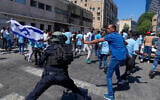 Des manifestants érythréens affrontant la police anti-émeute israélienne, à Tel Aviv, en Israël, le 2 septembre 2023. (Crédit : Ohad Zwigenberg/AP)