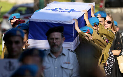 Illustration. Des soldats israéliens portent le cercueil recouvert du drapeau du sergent-chef Maksym Molchanov lors de ses funérailles au cimetière militaire de Kiryat Shaul à Tel Aviv, Israël, le 5 septembre 2023. (Crédit : AP Photo/Ariel Schalit)