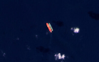 Des navires identifiés comme le Virgo, à gauche, et le Suez Rajan, par le groupe de pression United Against Nuclear Iran, en mer de Chine méridionale, le 13 février 2022. (Crédit : Planet Labs PBC via AP/Dossier)
