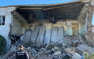 Un procureur chargé des crimes de guerre inspecte le site d'une attaque nocturne de drone russe sur l'infrastructure proche du port d'Izmail, en Ukraine, le 7 septembre 2023. (Crédit : Bureau de presse du procureur ukrainien via AP)