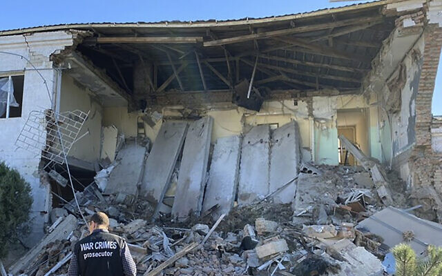 Un procureur chargé des crimes de guerre inspecte le site d'une attaque nocturne de drone russe sur l'infrastructure proche du port d'Izmail, en Ukraine, le 7 septembre 2023. (Crédit : Bureau de presse du procureur ukrainien via AP) Un procureur chargé des crimes de guerre inspecte le site d'une attaque nocturne de drone russe sur l'infrastructure proche du port d'Izmail, en Ukraine, le 7 septembre 2023. (Crédit : Bureau de presse du procureur ukrainien via AP)