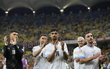 Les joueurs israéliens applaudissent leurs fans à la fin du match de football de qualification pour l'Euro 2024 entre la Roumanie et Israël au stade National Arena de Bucarest, en Roumanie, le 9 septembre 2023. (Crédit : AP Photo/Andreea Alexandru)