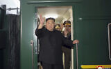 Illustration : Le dirigeant nord-coréen Kim Jong Un faisant un signe de la main depuis un train à Pyongyang alors qu'il part pour la Russie, le 10 septembre 2023. (Crédit : Korean Central News Agency/Korea News Service via AP)