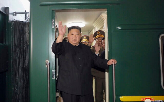 Illustration : Le dirigeant nord-coréen Kim Jong Un faisant un signe de la main depuis un train à Pyongyang alors qu'il part pour la Russie, le 10 septembre 2023. (Crédit : Korean Central News Agency/Korea News Service via AP) Illustration : Le dirigeant nord-coréen Kim Jong Un faisant un signe de la main depuis un train à Pyongyang alors qu'il part pour la Russie, le 10 septembre 2023. (Crédit : Korean Central News Agency/Korea News Service via AP)