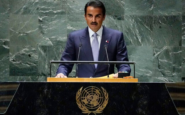 L'émir du Qatar, cheikh Tamim ben Hamad al-Thani, s'adressant à la 78e session de l'Assemblée générale des Nations Unies, le 19 septembre 2023. (Crédit : Richard Drew/AP Photo)