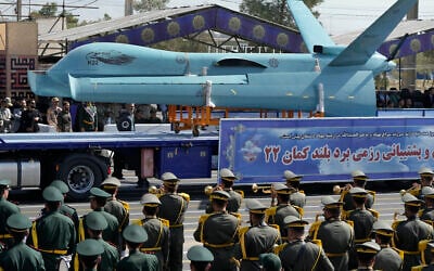 Un drone iranien Kaman-22 transporté sur un camion lors d'un défilé militaire annuel marquant la guerre Iran-Irak, devant le sanctuaire du fondateur de la révolution, l'ayatollah Khomeini, juste à l'extérieur de Téhéran, en Iran, le 22 septembre 2023. (Crédit : Vahid Salemi/AP Photo)