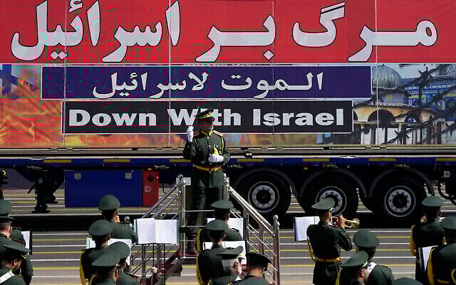 Une bannière anti-Israël portée par un camion lors d'un défilé militaire annuel commémorant la guerre Iran-Irak, devant le sanctuaire du fondateur de la révolution, l'ayatollah Khomeini, juste à l'extérieur de Téhéran, en Iran, le 22 septembre 2023. Illustration (Crédit : Vahid Salemi/AP Photo) Une bannière anti-Israël portée par un camion lors d'un défilé militaire annuel commémorant la guerre Iran-Irak, devant le sanctuaire du fondateur de la révolution, l'ayatollah Khomeini, juste à l'extérieur de Téhéran, en Iran, le 22 septembre 2023. Illustration (Crédit : Vahid Salemi/AP Photo)