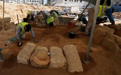 Des archéologues palestiniens retirent le sable des tombes d'un cimetière de l'époque romaine à Jebaliya, au nord de la bande de Gaza, le samedi 23 septembre 2023. (Crédit : AP Photo/Adel Hana)