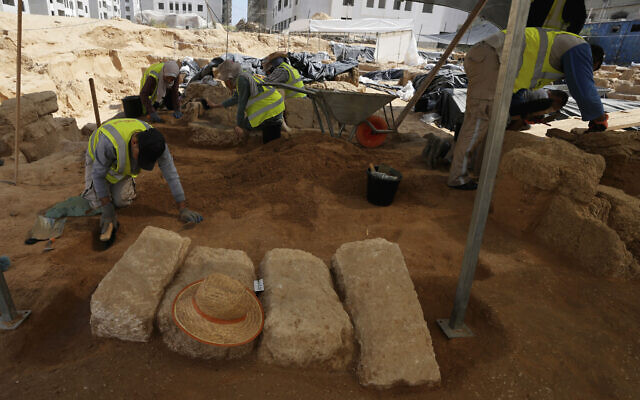 Des archéologues palestiniens retirent le sable des tombes d'un cimetière de l'époque romaine à Jebaliya, au nord de la bande de Gaza, le samedi 23 septembre 2023. (Crédit : AP Photo/Adel Hana)