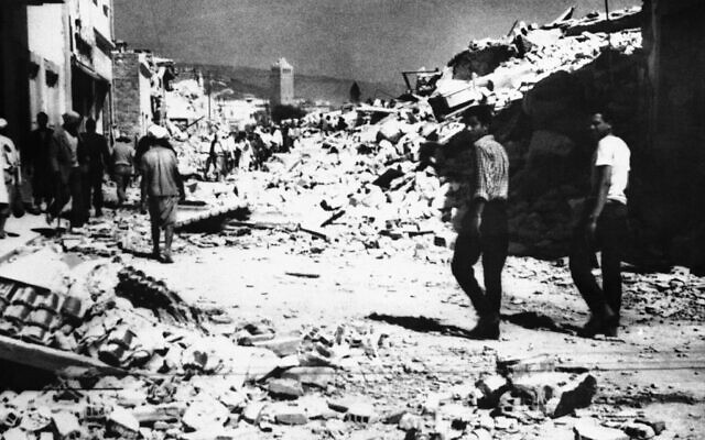 Décombres après le tremblement de terre qui a frappé la ville portuaire d'Agadir, au Maroc, le 1er mars 1960. (Crédit : AP Photo) Décombres après le tremblement de terre qui a frappé la ville portuaire d'Agadir, au Maroc, le 1er mars 1960. (Crédit : AP Photo)
