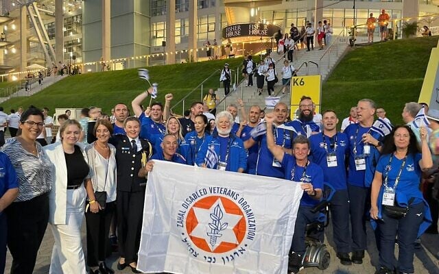 L'équipe d'Israël avec l'attaché militaire à l'ambassade israélienne en Allemagne,  Olga Poliakov, après la cérémonie d'ouverture des Invictus Games à Dusseldorf, au mois de septembre 2023. (Crédit : Davidah Kosseff)