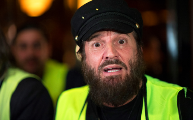 Le chanteur français Francis Lalanne avec des manifestants des "gilets jaunes" lors d'une conférence de presse sur la création d'une liste "gilets jaunes" pour les élections européennes de mai 2019, le 17 décembre 2018, à Paris. (Crédit : Eric Feferberg / AFP)