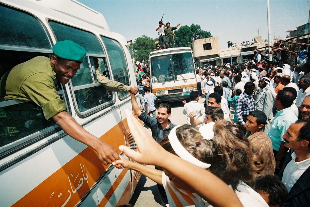 Les citoyens palestiniens fêtent l'entrée de la police palestinienne à Jéricho - l'une des premières villes passant sous le contrôle de l'Autorité palestinienne dans le cadre des accords d'Oslo, le 13 mai 1994. (Crédit : Yossi Zamir/Flash90) Les citoyens palestiniens fêtent l'entrée de la police palestinienne à Jéricho - l'une des premières villes passant sous le contrôle de l'Autorité palestinienne dans le cadre des accords d'Oslo, le 13 mai 1994. (Crédit : Yossi Zamir/Flash90)