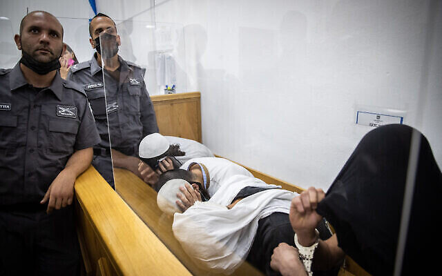 Suspects de l'agression d'un homme arabe au marché Mahane Yehuda à Jérusalem, lors d'une audience le 30 mai 2021 au tribunal de district de Jérusalem (Crédit : Yonatan Sindel / Flash90) Suspects de l'agression d'un homme arabe au marché Mahane Yehuda à Jérusalem, lors d'une audience le 30 mai 2021 au tribunal de district de Jérusalem (Crédit : Yonatan Sindel / Flash90)