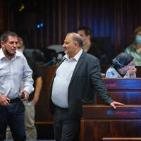Yoav Segalovitz (à gauche), alors vice-ministre de la Sécurité nationale, et le chef du parti Raam, Mansour Abbas, lors d’une séance plénière, à la Knesset, le 6 décembre 2021. (Crédit : Olivier Fitoussi/Flash90)