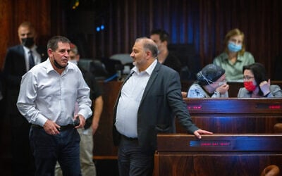 Yoav Segalovitz (à gauche), alors vice-ministre de la Sécurité nationale, et le chef du parti Raam, Mansour Abbas, lors d’une séance plénière, à la Knesset, le 6 décembre 2021. (Crédit : Olivier Fitoussi/Flash90) Yoav Segalovitz (à gauche), alors vice-ministre de la Sécurité nationale, et le chef du parti Raam, Mansour Abbas, lors d’une séance plénière, à la Knesset, le 6 décembre 2021. (Crédit : Olivier Fitoussi/Flash90)