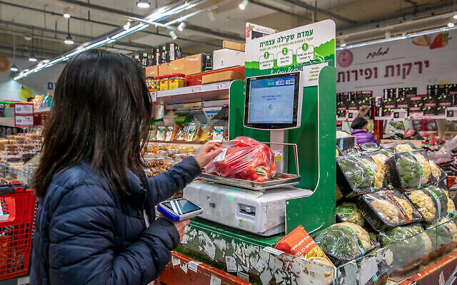 Une cliente d'un supermarché Rami Levy à Modiin, le 1er février 2022. (Crédit : Yossi Aloni/Flash90) Une cliente d'un supermarché Rami Levy à Modiin, le 1er février 2022. (Crédit : Yossi Aloni/Flash90)