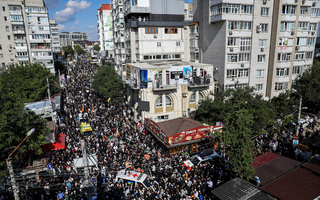 Des hommes juifs dans la rue près de la tombe de Rabbi Nahman de Breslev à Ouman, à la veille de la fête juive de Rosh HaShana, le 25 septembre 2022. (Crédit : Flash90/Dossier)