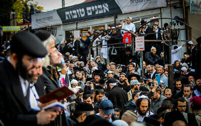 Des hommes juifs dans la rue près de la tombe de Rabbi Nahman de Breslev à Ouman, la veille de Rosh HaShana, le 25 septembre 2022. (Crédit : Flash90)