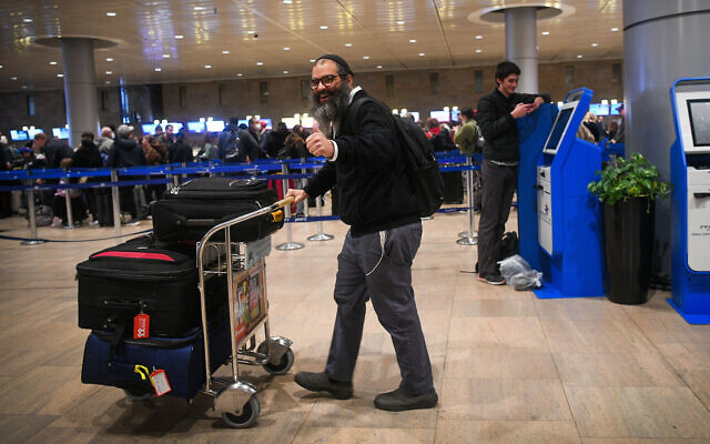 Un passager, à l'aéroport international Ben Gurion la veille du Nouvel an, le 31 décembre 2022. (Crédit : Arie Leib Abrams/Flash90)