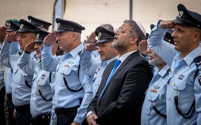 Le chef de la police israélienne Kobi Shabtai (4e à droite) et le ministre de la Sécurité nationale Itamar Ben Gvir (3e à droite) lors de la cérémonie organisée par la police pour la Journée de l'Indépendance au siège de la police israélienne, à Jérusalem, le 20 avril 2023. (Crédit :Oren Ben Hakoon/Flash90)