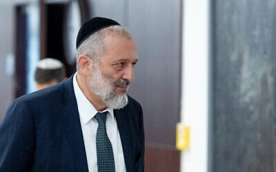 Le leader du Shas, Aryeh Deri, arrivant au bureau du Premier ministre Benjamin Netanyahu, à la Knesset, à Jérusalem, le 14 juin 2023. (Crédit : Yonatan Sindel/Flash90)