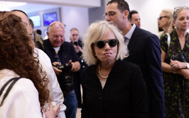 La procureure-générale Gali Baharav-Miara vient voter pour désigner le président de l'Association du barreau israélien dans un bureau de vote de Tel Aviv, le 20 juin 2023. (Crédit : Tomer Neuberg/Flash90) La procureure-générale Gali Baharav-Miara vient voter pour désigner le président de l'Association du barreau israélien dans un bureau de vote de Tel Aviv, le 20 juin 2023. (Crédit : Tomer Neuberg/Flash90)