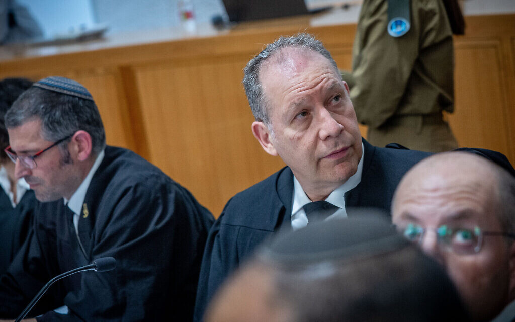 Me Ilan Bombach lors d'une audience sur des recours déposés contre une loi soutenue par la coalition, à la Cour suprême à Jérusalem, le 30 juillet 2023. (Crédit : Yonatan Sindel/Flash90) Me Ilan Bombach lors d'une audience sur des recours déposés contre une loi soutenue par la coalition, à la Cour suprême à Jérusalem, le 30 juillet 2023. (Crédit : Yonatan Sindel/Flash90)