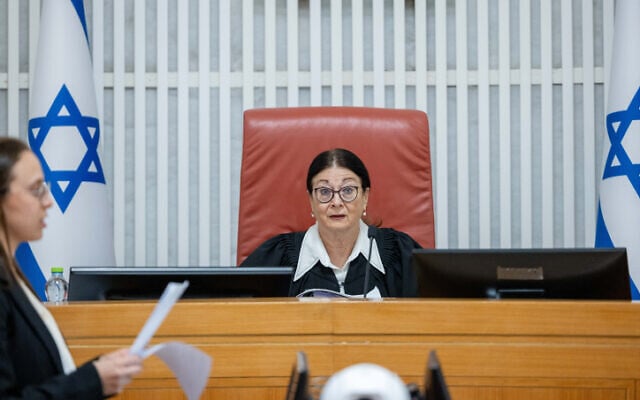 La présidente de la Cour suprême, la juge Esther Hayut, lors d'une audience sur les recours déposés contre la loi de "récusation" de la coalition, le 3 août 2023. (Crédit : Yonatan Sindel/Flash90) La présidente de la Cour suprême, la juge Esther Hayut, lors d'une audience sur les recours déposés contre la loi de "récusation" de la coalition, le 3 août 2023. (Crédit : Yonatan Sindel/Flash90)