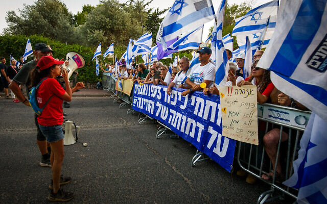Des Israéliens protestent contre la visite du Premier ministre Benjamin Netanyahu et de son épouse Sara, au Moshav Neve Ativ, le 8 août 2023. (Crédit : Ayal Margolin/Flash90) Des Israéliens protestent contre la visite du Premier ministre Benjamin Netanyahu et de son épouse Sara, au Moshav Neve Ativ, le 8 août 2023. (Crédit : Ayal Margolin/Flash90)