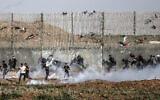 Des émeutiers palestiniens affrontant des soldats israéliens à la frontière de Gaza, le 1er septembre 2023. (Crédit : Atia Mohammed/Flash90)