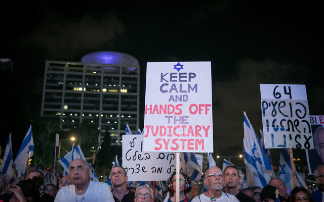 Des activistes manifestant contre la refonte judiciaire du gouvernement, à Tel Aviv, le 2 septembre 2023. (Crédit : Miriam Alster/Flash90) Des activistes manifestant contre la refonte judiciaire du gouvernement, à Tel Aviv, le 2 septembre 2023. (Crédit : Miriam Alster/Flash90)