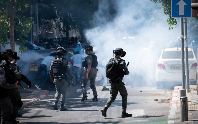 Des demandeurs d'asile érythréens opposés au régime en Érythrée et des activistes pro-régime se heurtant à des policiers, dans le sud de Tel Aviv, le 2 septembre 2023. (Crédit : Omer Fichman/Flash90) Des demandeurs d'asile érythréens opposés au régime en Érythrée et des activistes pro-régime se heurtant à des policiers, dans le sud de Tel Aviv, le 2 septembre 2023. (Crédit : Omer Fichman/Flash90)