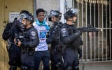 File : Un demandeur d'asile érythréen détenu par la police au milieu des affrontements entre les manifestants contre le régime d'Asmara et les activistes pro-régime dans le sud de Tel Aviv, le 2 septembre 2023. (Crédit : Yonatan Sindel/Flash90)