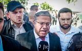 Le ministre de la Sécurité nationale Itamar Ben Gvir visitant le sud de Tel Aviv, le 3 septembre 2023. (Crédit : Avshalom Sassoni/Flash90)