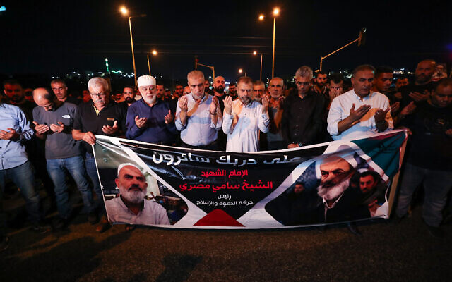 Funérailles du Sheikh Sami Abed al-Latif, 60 ans, imam de Kfar Qara, tué par balles à Kafr Qara, le 3 septembre 2023. (Crédit : Jamal Awad/Flash90) Funérailles du Sheikh Sami Abed al-Latif, 60 ans, imam de Kfar Qara, tué par balles à Kafr Qara, le 3 septembre 2023. (Crédit : Jamal Awad/Flash90)