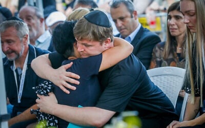 La famille et les amis du sergent Maksym Molchanov, tué lors d'une attaque terroriste au point de contrôle de Maccabim la semaine dernière, lors de ses funérailles, au cimetière militaire de Kiryat Shaul, à Tel Aviv, le 5 septembre 2023. (Crédit : Miriam Alster/Flash90)