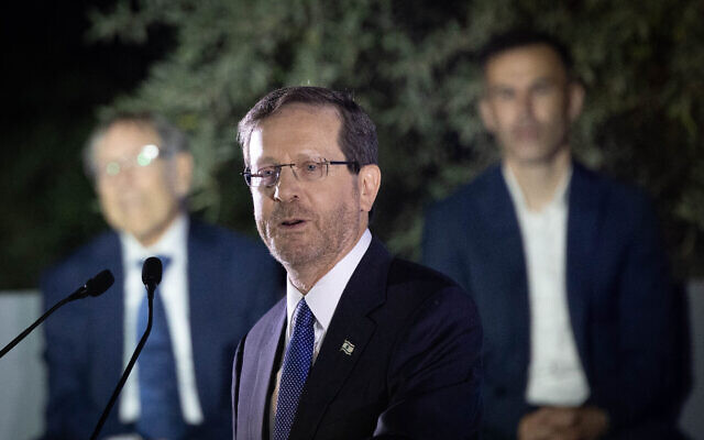 Le président Isaac Herzog lors d'une cérémonie de remise des médailles présidentielles à la résidence du président de Jérusalem, le 6 septembre 2023. (Crédit : Chaim Goldberg/Flash90) Le président Isaac Herzog lors d'une cérémonie de remise des médailles présidentielles à la résidence du président de Jérusalem, le 6 septembre 2023. (Crédit : Chaim Goldberg/Flash90)