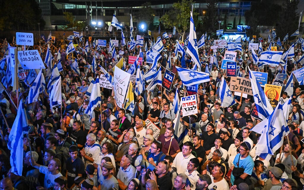 Des Israéliens de droite participant à un rassemblement de soutien à la refonte judiciaire du gouvernement, devant la Cour suprême, à Jérusalem, le 7 septembre 2023. (Crédit : Arie Leib Abrams/Flash90)