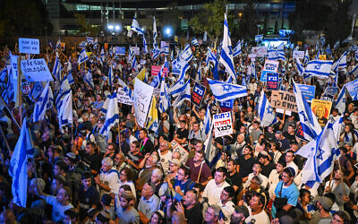 Des Israéliens de droite participant à un rassemblement de soutien à la refonte judiciaire du gouvernement, devant la Cour suprême, à Jérusalem, le 7 septembre 2023. (Crédit : Arie Leib Abrams/Flash90)