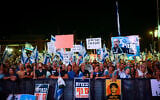 Des Israéliens de droite lors d'un rassemblement en soutien au plan de refonte du système judiciaire du gouvernement aux abords de la Cour suprême de Jérusalem, le 7 septembre 2023. (Crédit : Chaim Goldberg/Flash90)
