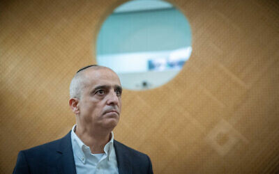 Mishael Vaknin, qui a été démis de ses fonctions de directeur de la Société postale israélienne, devant la Cour Suprême lors de l'examen du recours contre son limogeage, le 7 septembre 2023. (Crédit : Yonatan Sindel/Flash90)