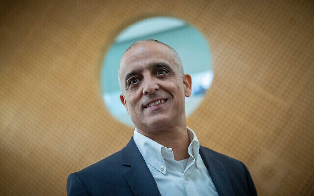 L'ancien directeur de la société postale israélienne Mishael Vaknin lors d'une audience devant la Cour Suprême contre son limogeage, le 7 septembre 2023. (Crédit : Yonatan Sindel/Flash90) L'ancien directeur de la société postale israélienne Mishael Vaknin lors d'une audience devant la Cour Suprême contre son limogeage, le 7 septembre 2023. (Crédit : Yonatan Sindel/Flash90)