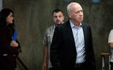 Le ministre de la Défense Yoav Gallant à son arrivée à une  réunion du cabinet au bureau du Premier ministre de Jérusalem, le 10 septembre 2023. (Crédit : Chaim Goldberg/Flash90)