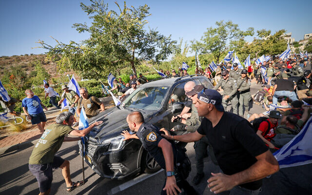Des manifestants contre la réforme du système judiciaire affrontent la police devant le domicile du ministre de la Justice Yariv Levin à Modiin le 11 septembre 2023. (Crédit : Yonatan Sindel/FLASH90)
